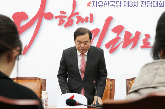 자유한국당 김병준 비상대책위원장이 25일 국회에서 열린 기자간담회에서 인사하고 있다. 연합뉴스